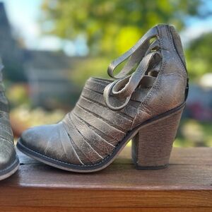 Free People Sz 37 Gold Hybrid Leather Strappy Ankle Boots Heeled Booties.